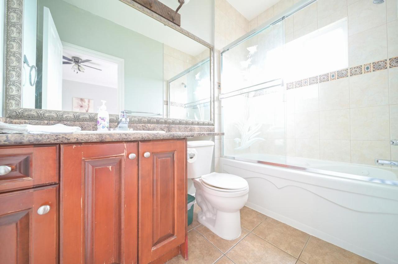 Lee'S Place Villa Surrey Bagian luar foto